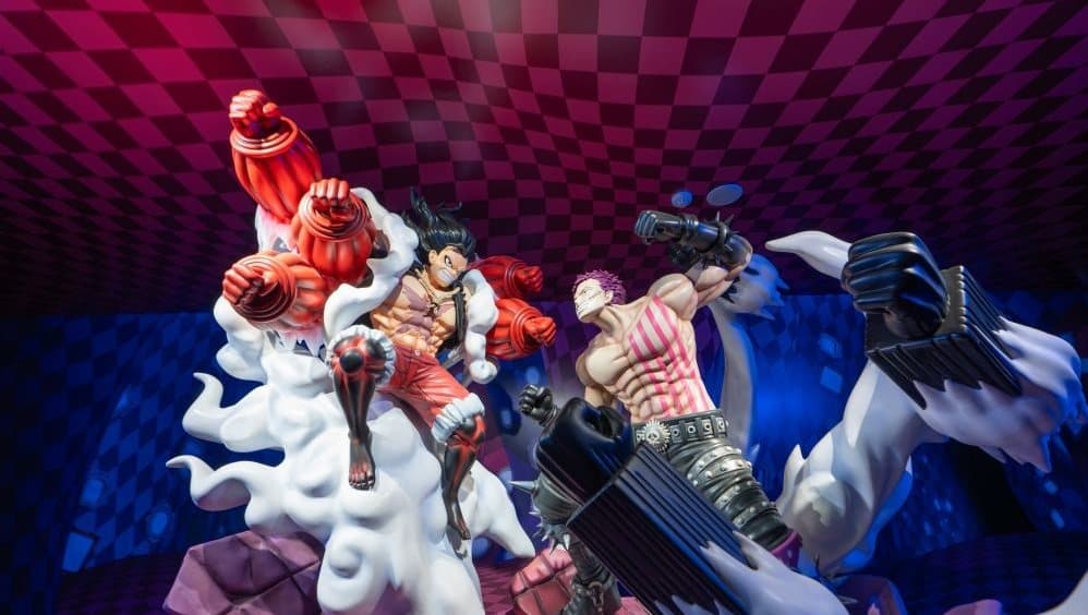 Life-size figures of Luffy and Katakuri mid-fight
